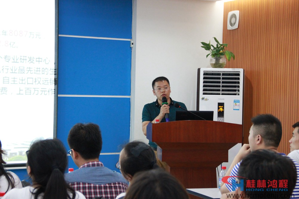 桂林鴻程領(lǐng)導(dǎo)給湖南工學(xué)院學(xué)生講解磨粉機(jī)生產(chǎn)及企業(yè)文化 桂林鴻程領(lǐng)導(dǎo)給湖南工學(xué)院學(xué)生講解磨粉機(jī)生產(chǎn)及企業(yè)文化