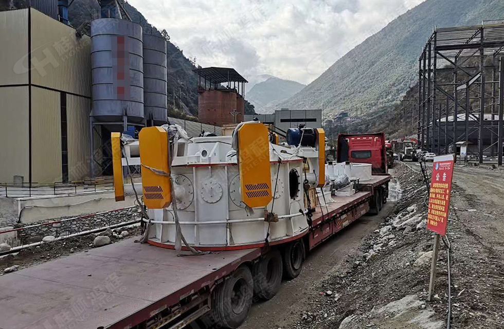 廣西桂林鴻程磨粉機(jī)董事長(zhǎng)容棟國(guó)、總經(jīng)理林總親臨磨機(jī)安裝現(xiàn)場(chǎng)指導(dǎo)工作