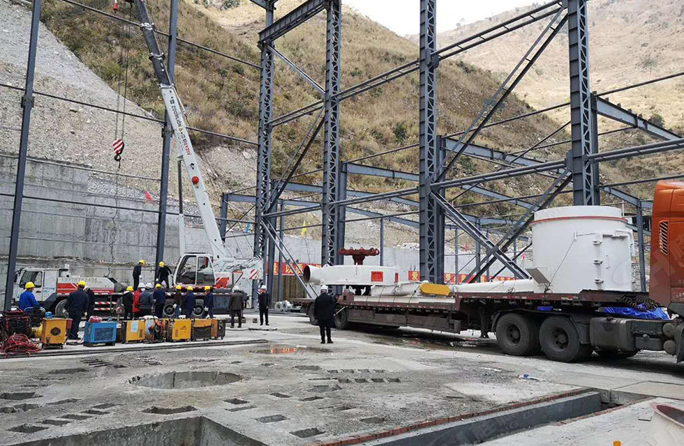 廣西桂林鴻程磨粉機(jī)董事長(zhǎng)容棟國(guó)、總經(jīng)理林總親臨磨機(jī)安裝現(xiàn)場(chǎng)指導(dǎo)工作