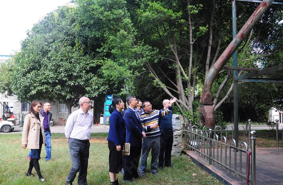 廣西塑料行業(yè)協(xié)會一行人與公司高層共同觀摩桂林鴻程首臺磨粉機(jī) 廣西塑料行業(yè)協(xié)會一行人與公司高層共同觀摩桂林鴻程首臺磨粉機(jī)