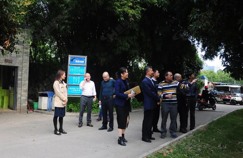 廣西塑料行業(yè)協(xié)會一行人與公司高層共同觀摩桂林鴻程首臺磨粉機(jī) 廣西塑料行業(yè)協(xié)會一行人與公司高層共同觀摩桂林鴻程首臺磨粉機(jī)