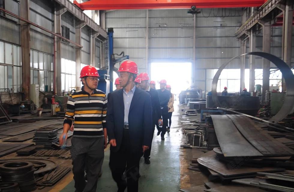 廣西塑料行業(yè)協(xié)會一行人與公司高層共同觀摩桂林鴻程首臺磨粉機(jī) 廣西塑料行業(yè)協(xié)會一行人與公司高層共同觀摩桂林鴻程首臺磨粉機(jī)