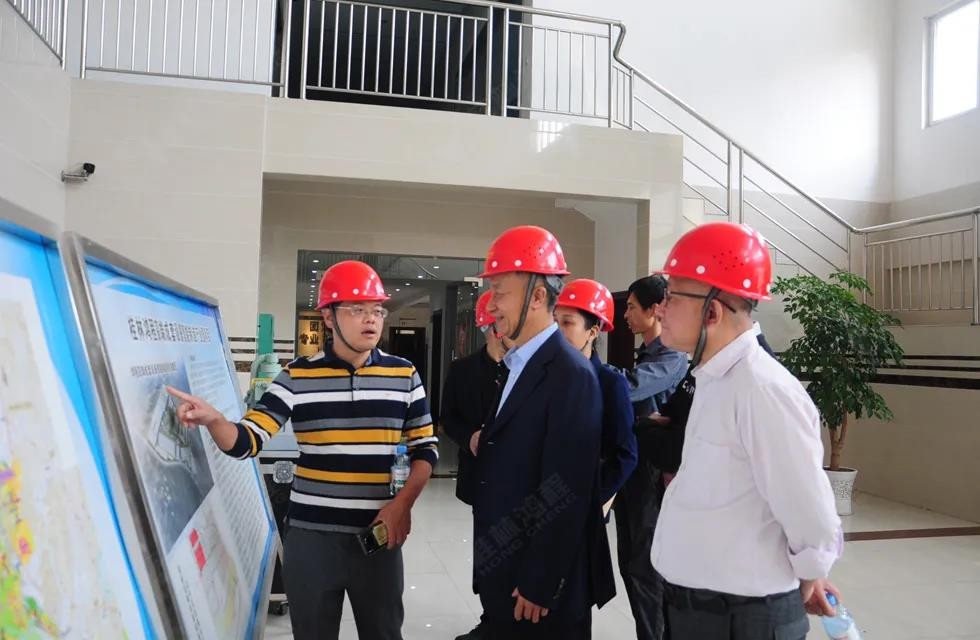 桂林鴻程容北國副董事長引領(lǐng)業(yè)協(xié)會一行參觀 桂林鴻程容北國副董事長引領(lǐng)業(yè)協(xié)會一行參觀