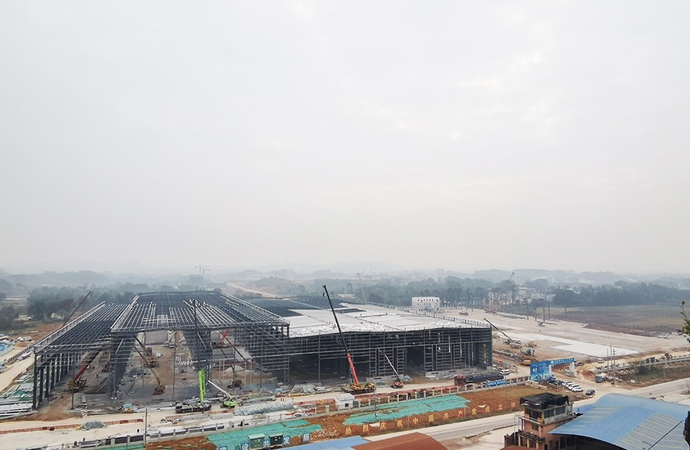 桂林鴻程礦山投資兩江寶山工程進(jìn)度,2022年1月4日桂林鴻程礦山機(jī)械寶山工業(yè)園車(chē)間封頂大吉。